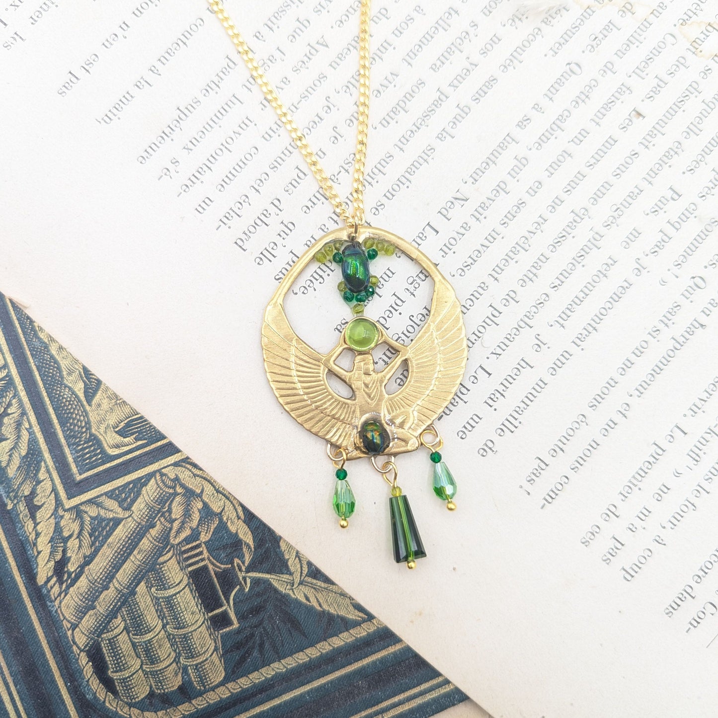 Boucles d'oreille Isis – vue d'ensemble, scarabée vert & laiton doré | Victorian Rehab
