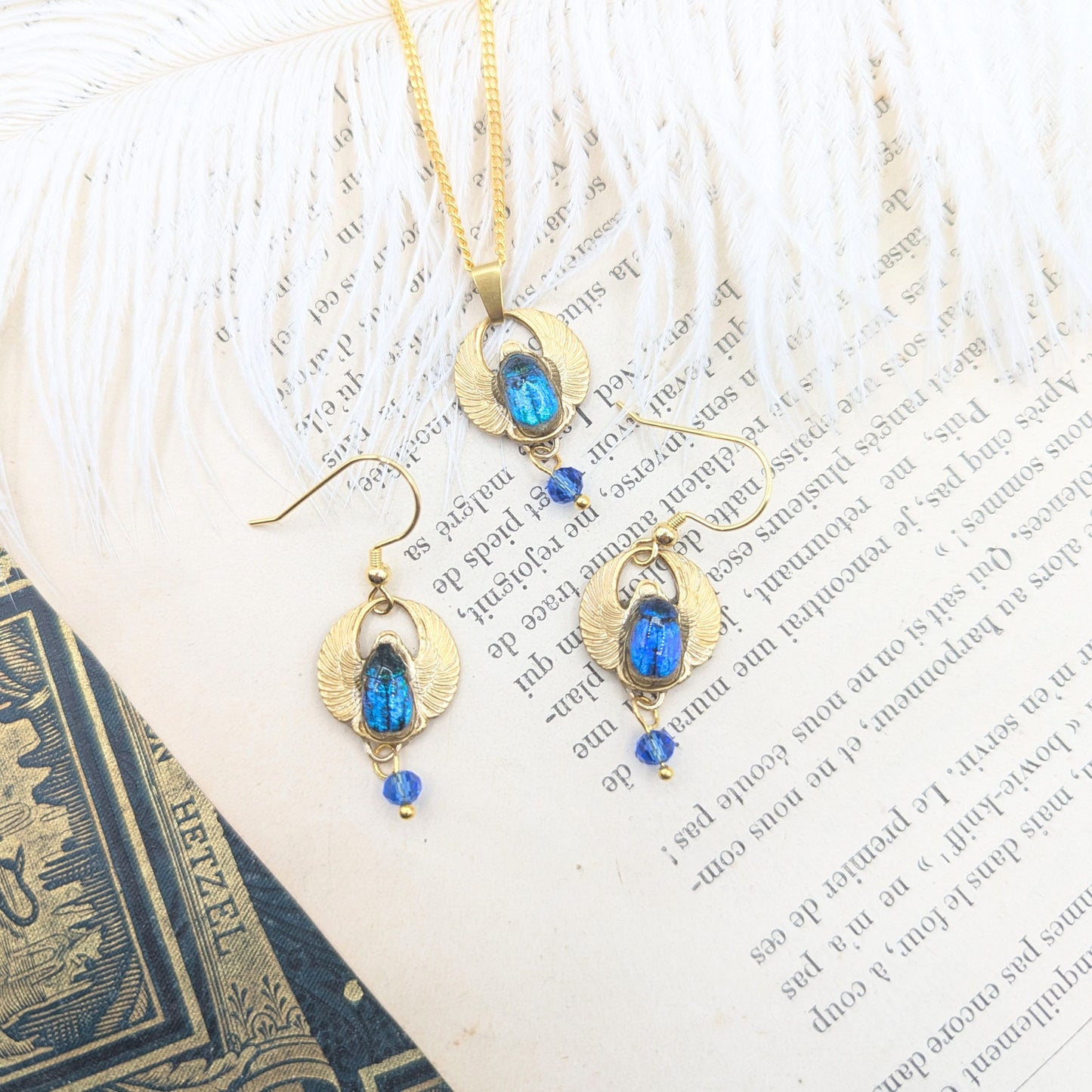 Boucles d'oreille Amon Râ bleu – vue d'ensemble, bijou scarabée égyptien, Égypte antique | Victorian Rehab