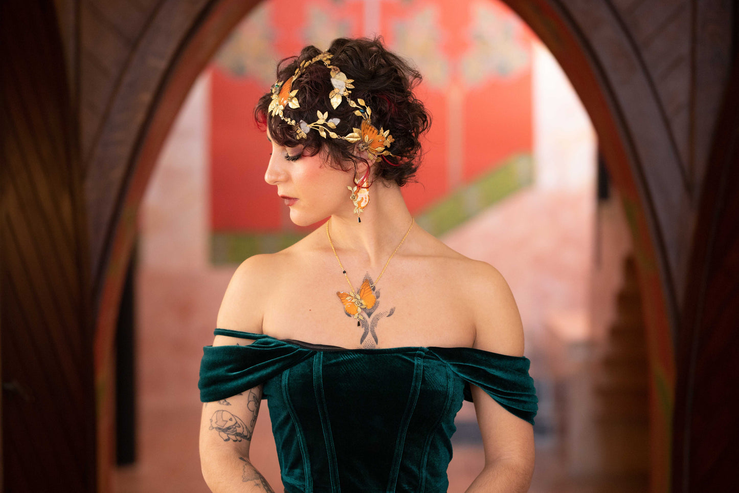 Boucles Naturalia Appias Nero – estampes laiton doré feuilles et rose, bijou unique Victorian Rehab