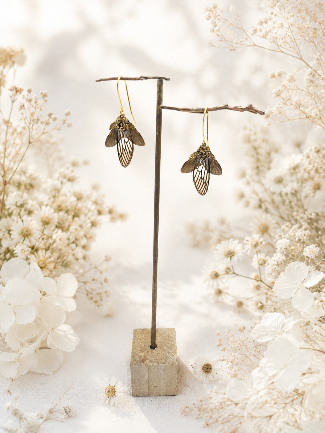 Boucles Lyrie cigale ambrée portées – bijou fairycore cabinet de curiosité Victorian Rehab