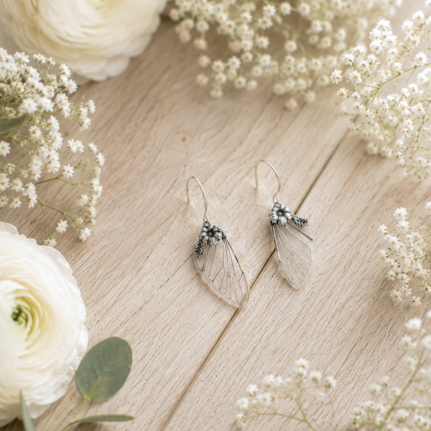 Détail boucles Pixie Fleur – mini aile de cigale transparente fleur laiton Victorian Rehab