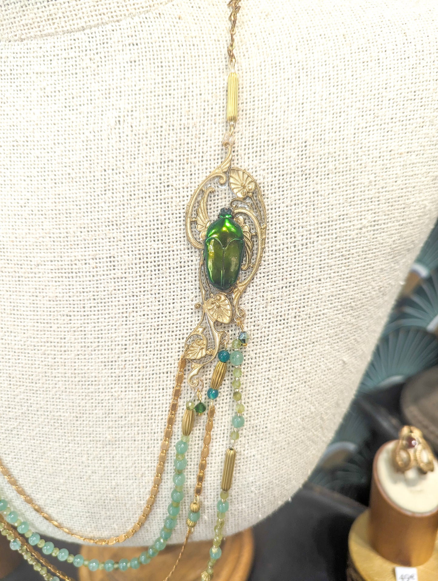 Sautoir de collection Victorian Rehab – scarabée, grenat vert et laiton doré