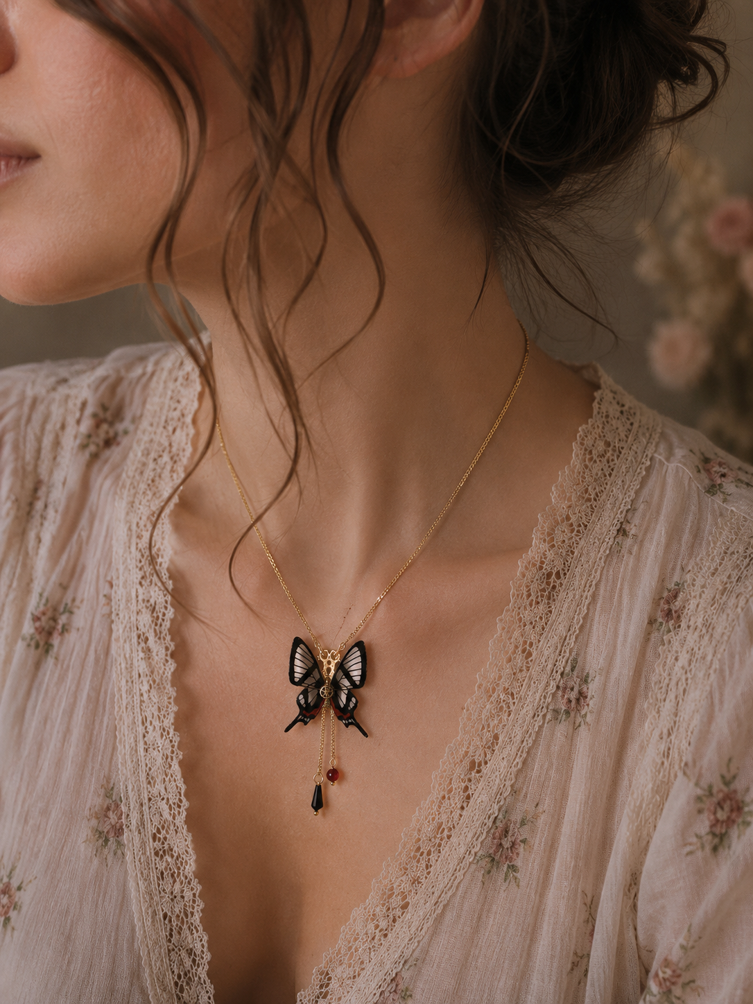 Détail collier Aponi Sylphina – aile papillon Chorinea Sylphina engrenage fait main Hérault