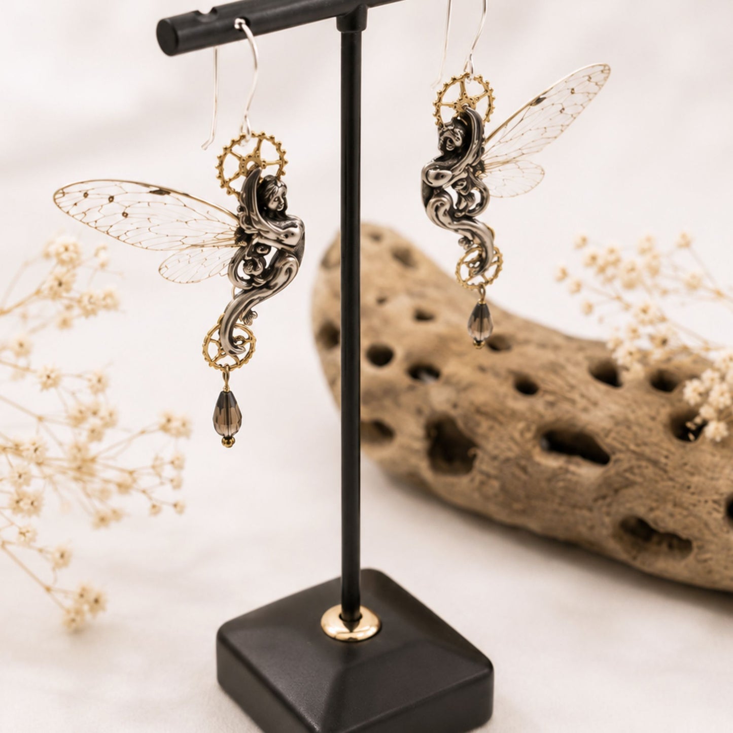 Boucles Sphynx ailes de cigale portées – bijou féérique fairycore cabinet de curiosité Victorian Rehab