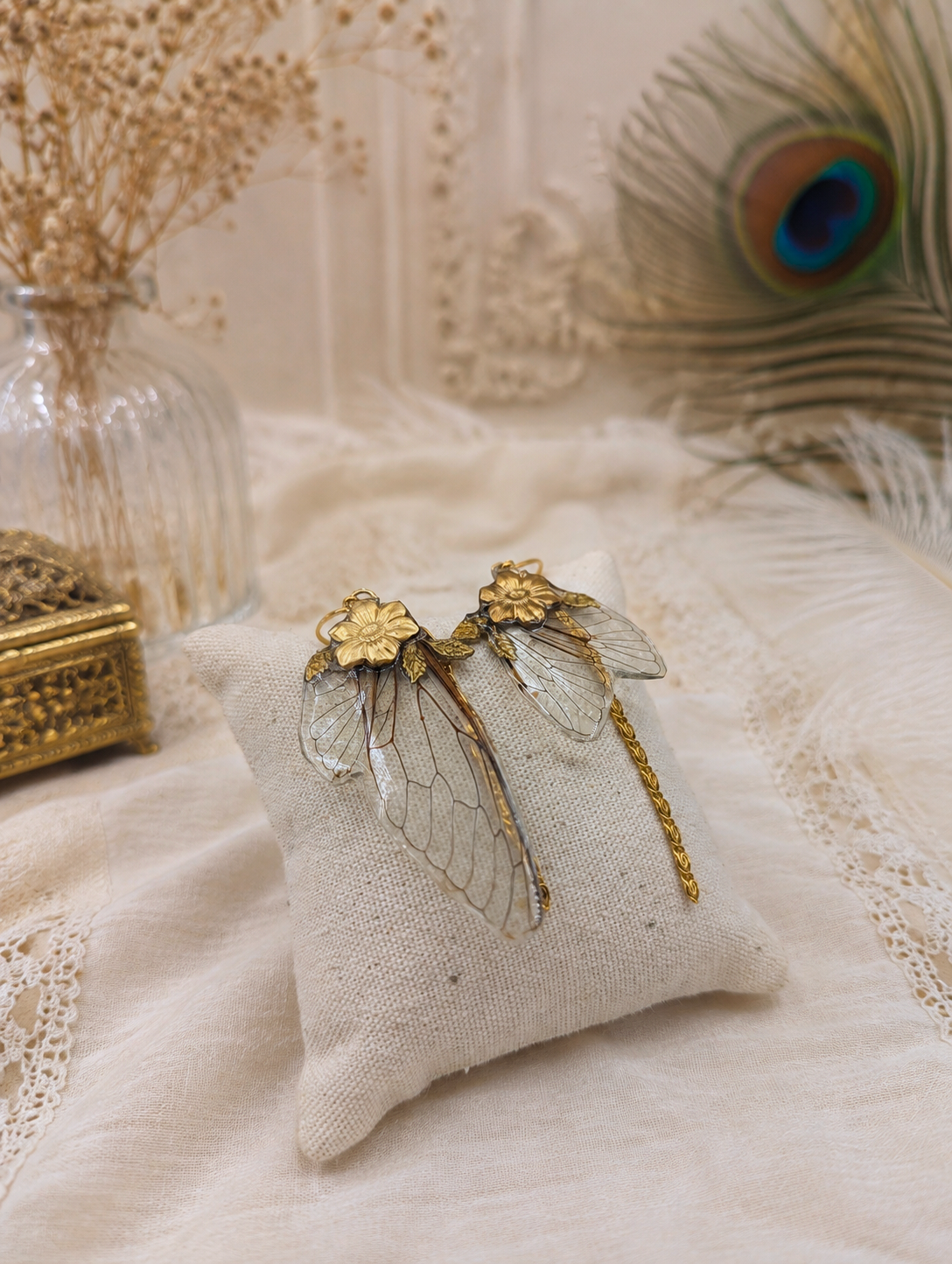 Boucles d'oreille Asymétriques cigales portées – bijou fairycore Art Nouveau