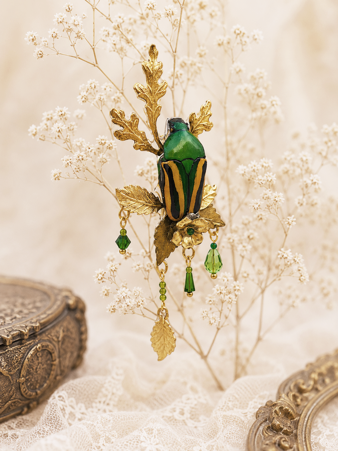 Vue ensemble broche Galathée Rayé – pièce unique naturaliste fait main | Victorian Rehab