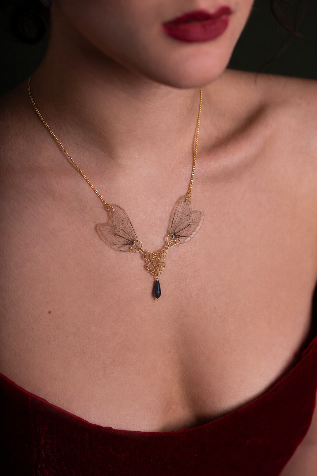 Collier ailes de cigale transparentes vue ensemble – bijou Art Nouveau fait main Hérault