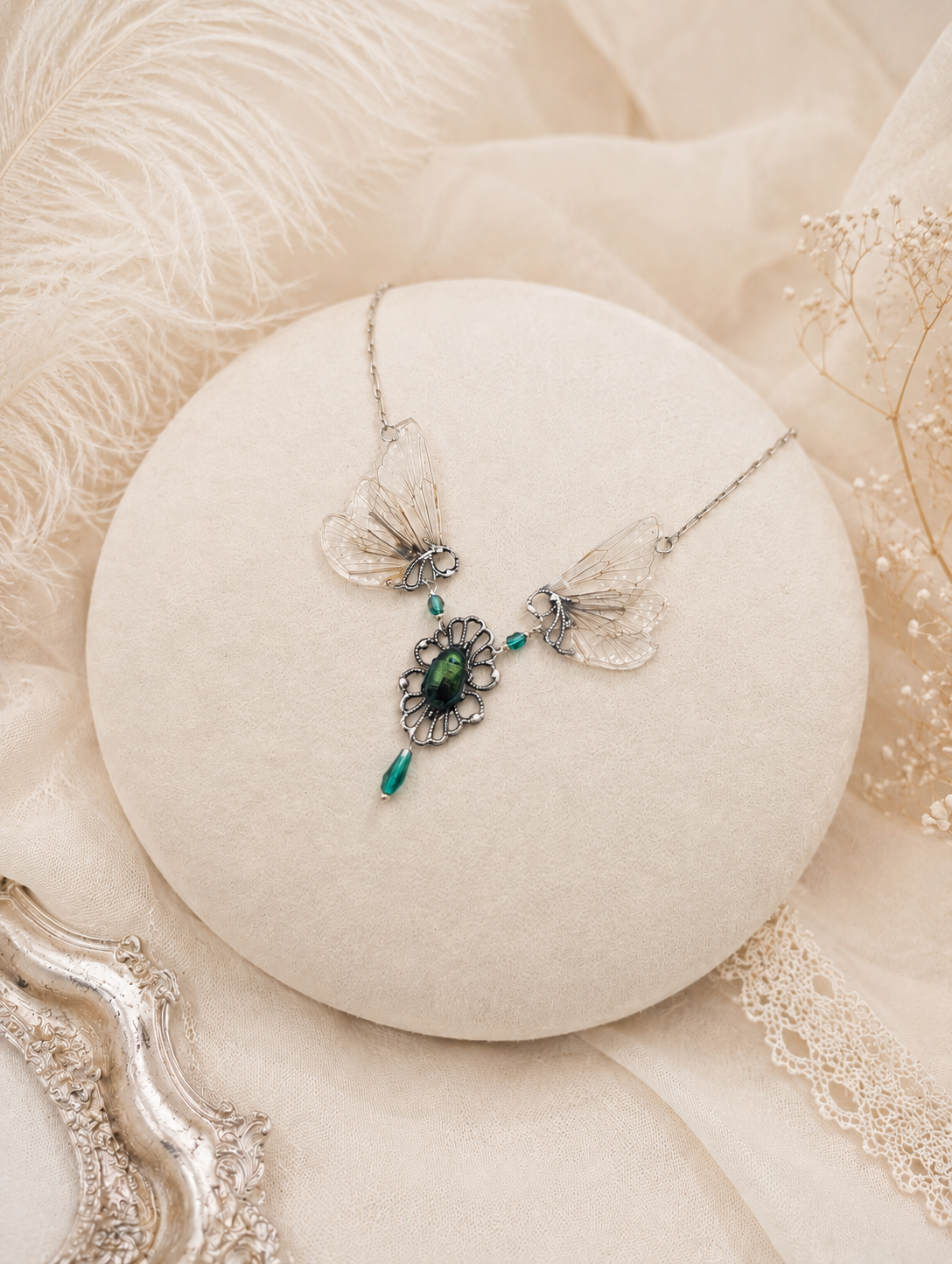 Collier Caelia porté – bijou féérique ailes de cigale & scarabée fait main | Victorian Rehab