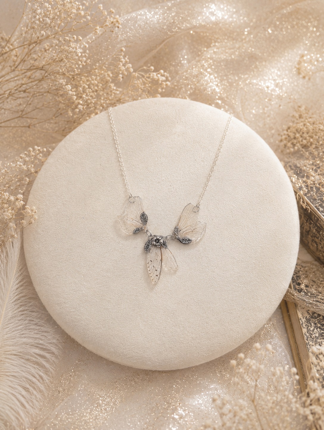 Vue ensemble collier Avalon – pièce unique ailes de cigale | Victorian Rehab
