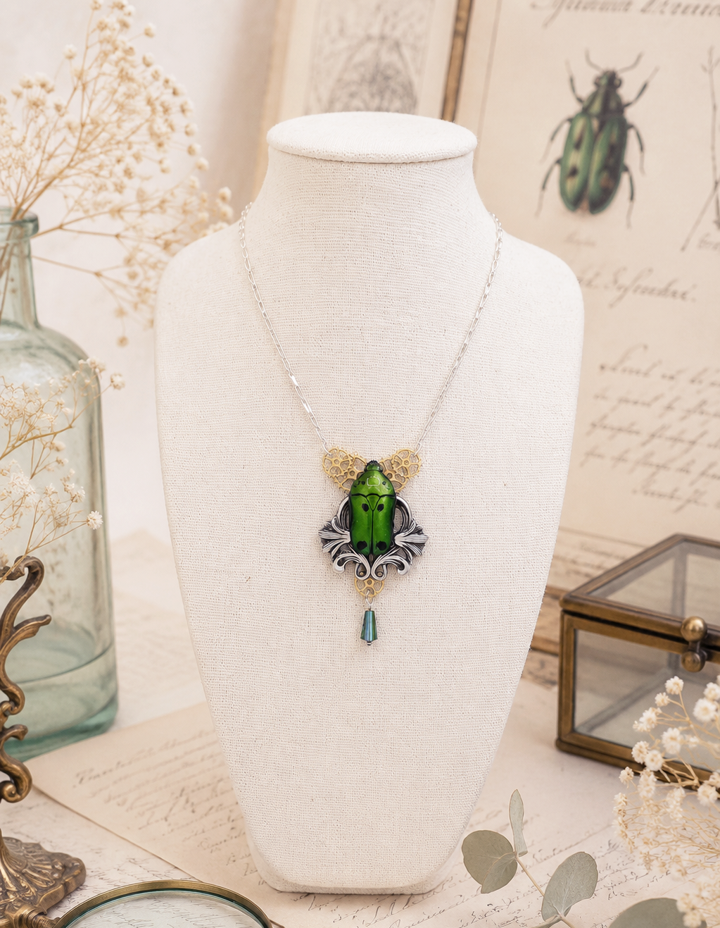 Détail collier Hana – scarabée iridescent vert & noir, monture argentée | Victorian Rehab