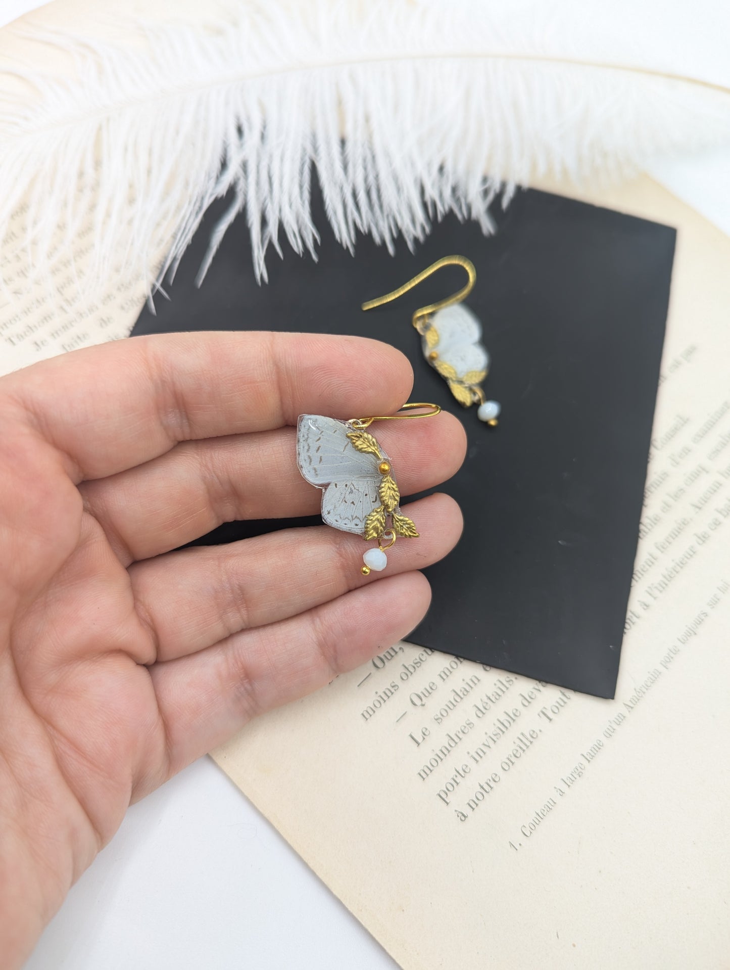 Détail boucles Naturalia papillon nacré – aile irisée feuilles dorées, fait main Hérault