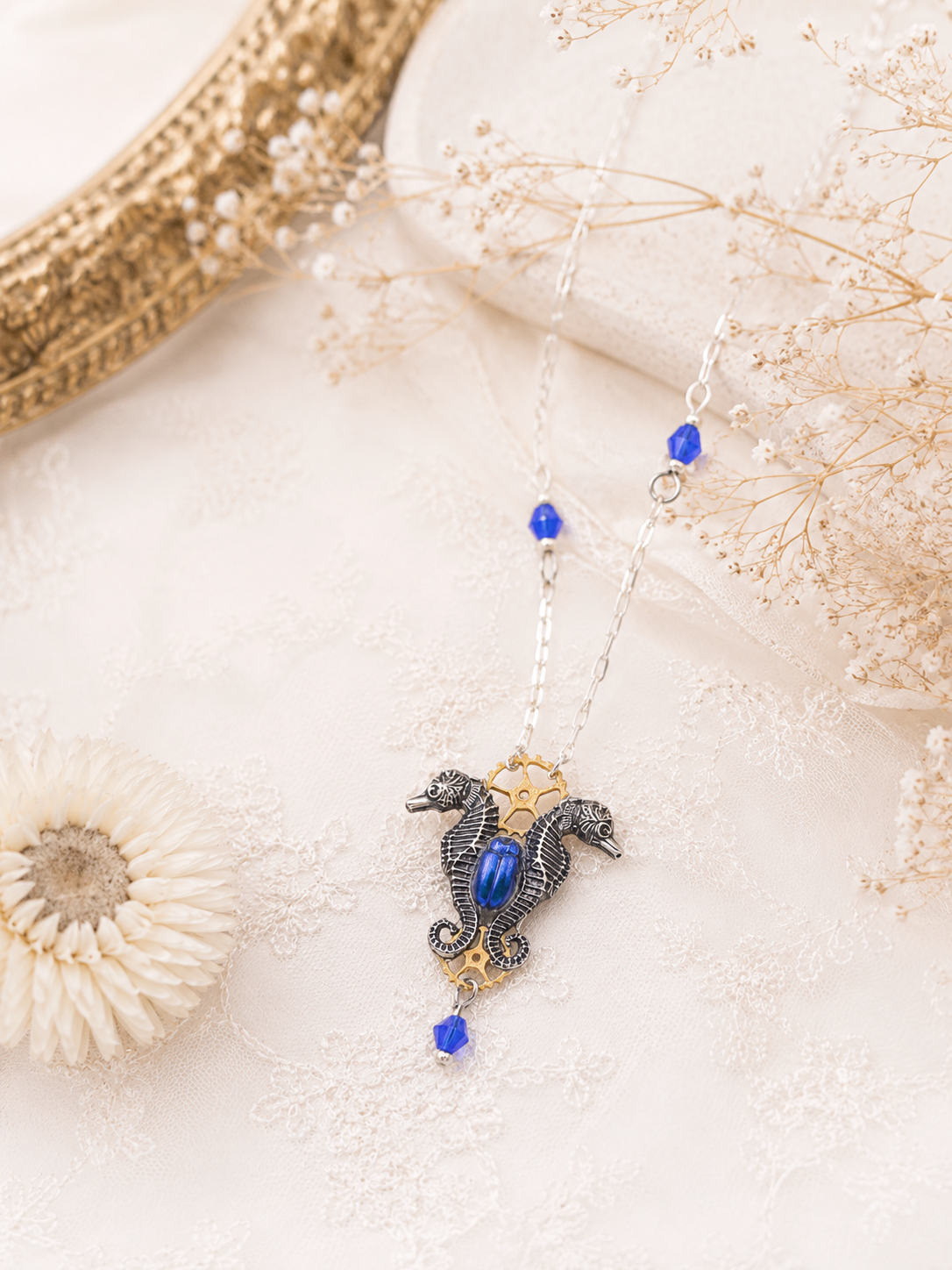 Collier Odyssée – véritable scarabée & estampes hippocampe