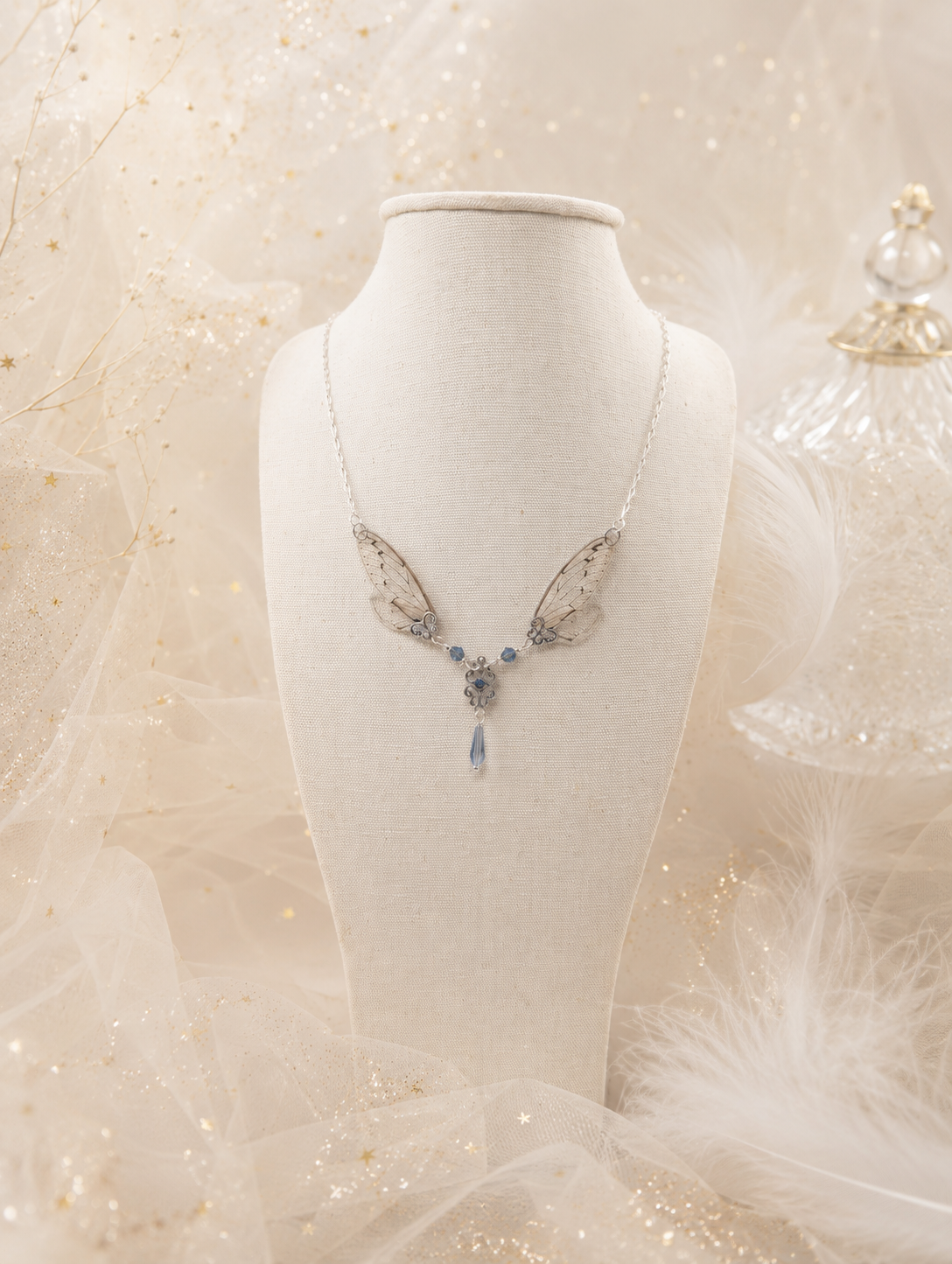 Collier Maab Cristal porté – bijou féérique ailes de cigale transparentes fait main | Victorian Rehab