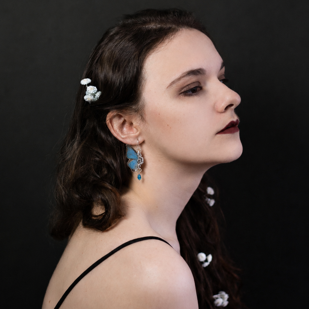 Boucles d'oreille Sphynx Marsias Damo portées – papillon bleu turquoise Victorian Rehab