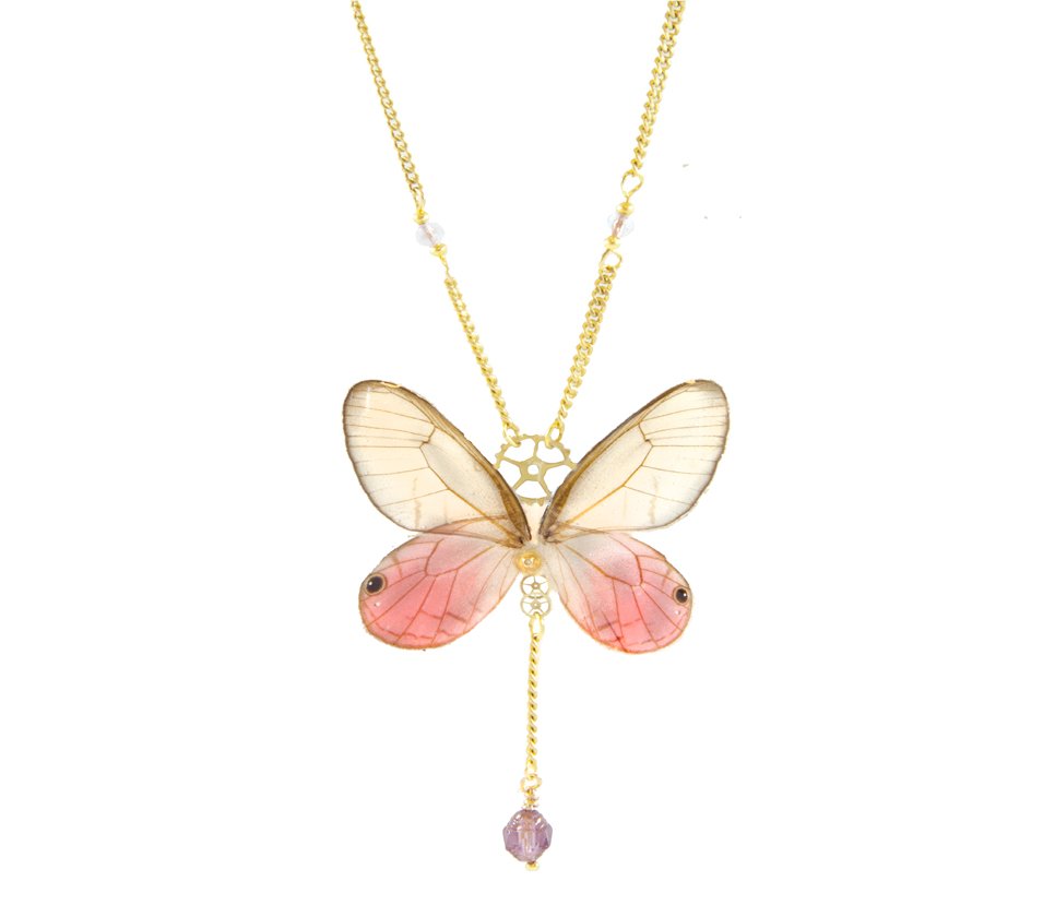 Détail collier Psyché Blushing Phantom – aile transparente rose saumon estampe dorée fait main Hérault