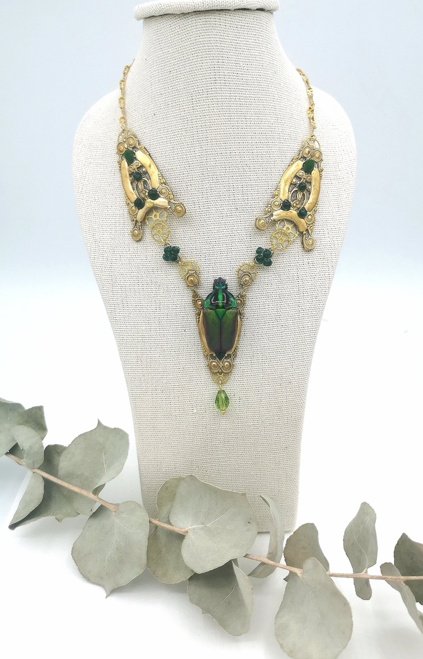 Vue ensemble collier Anubis – scarabée, jade & laiton doré | Victorian Rehab