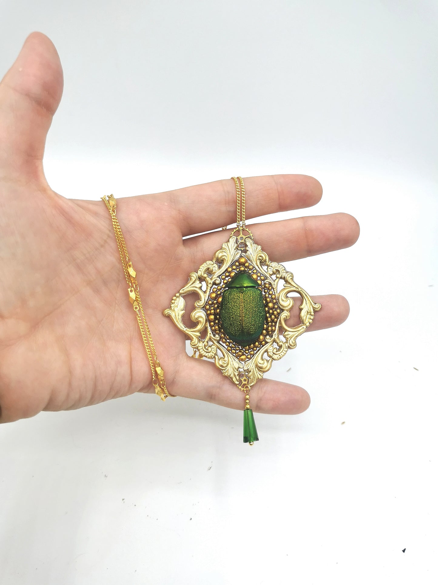Vue ensemble sautoir Frame – pièce sculpturale cabinet de curiosités | Victorian Rehab