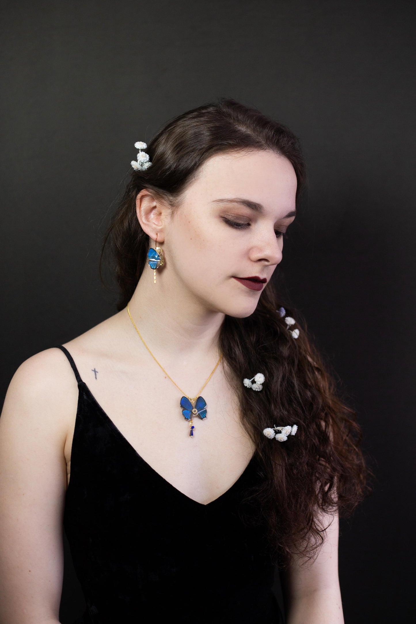 Détail collier Aponi Hypocrysops bleu roi – médaillon laiton doré aile papillon bleu fait main Hérault