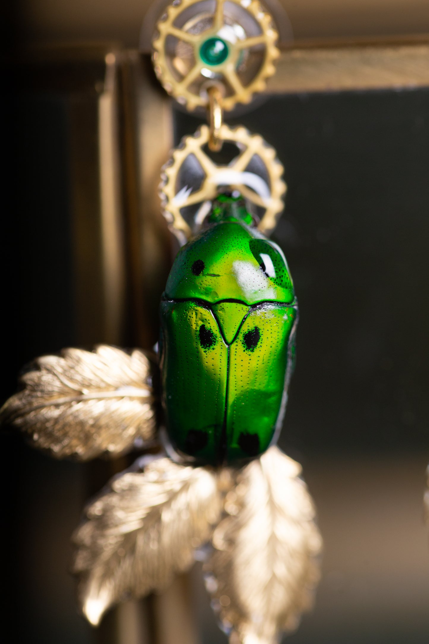 Détail boucles Thalia – scarabée iridescent, perles de verre & laiton | Victorian Rehab