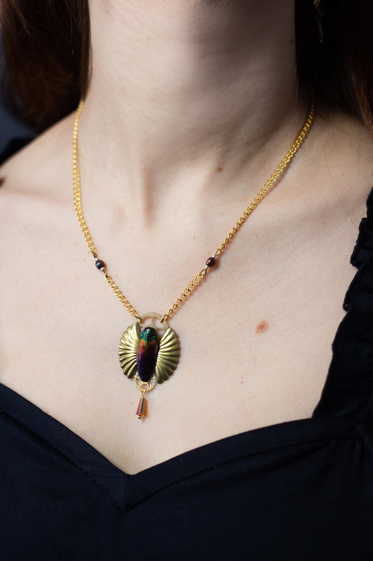Collier Eos porté – bijou scarabée intensité automnale | Victorian Rehab