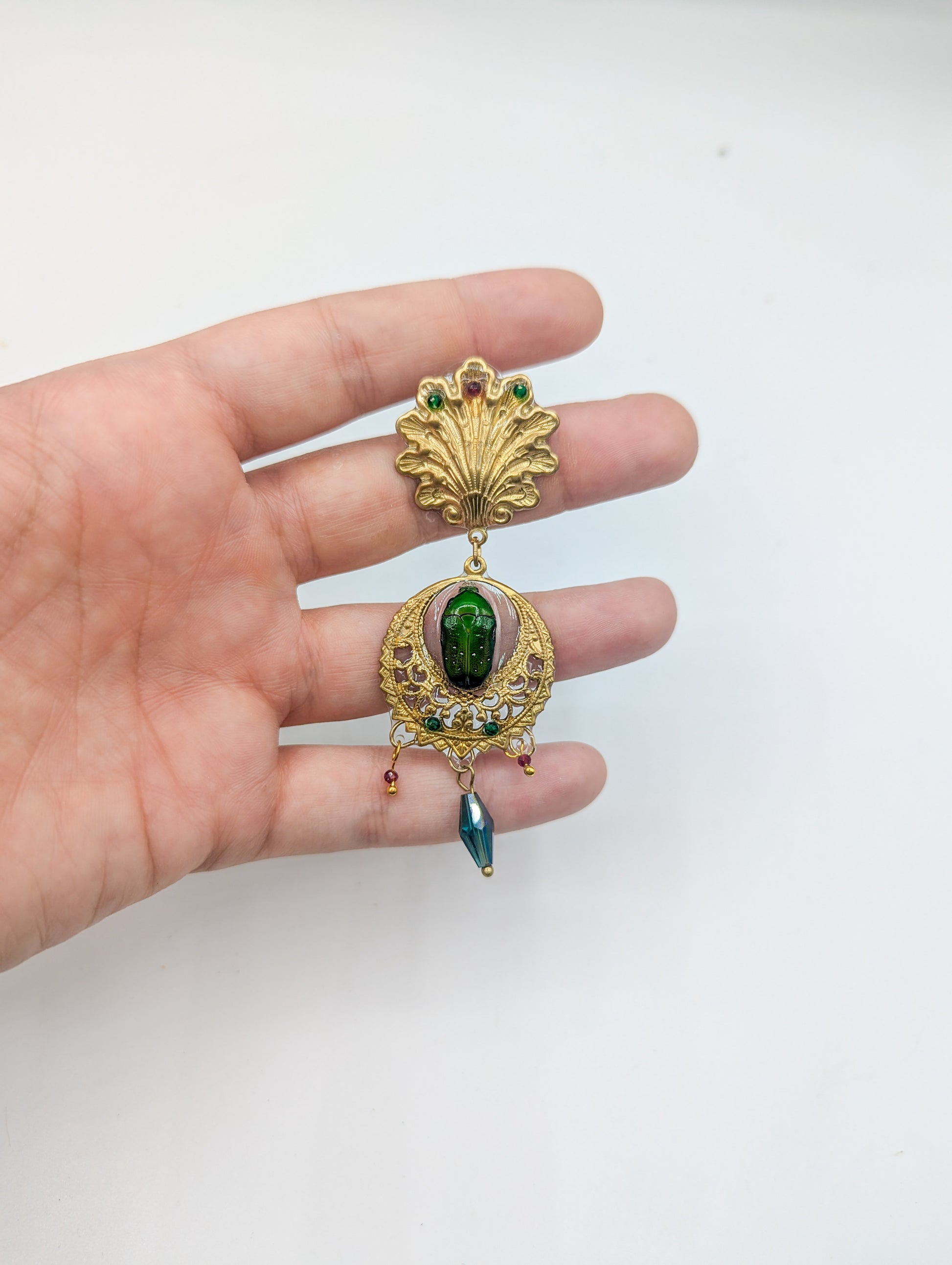 Détail boucles Cantatrice – scarabée iridescent, perles de verre & strass | Victorian Rehab