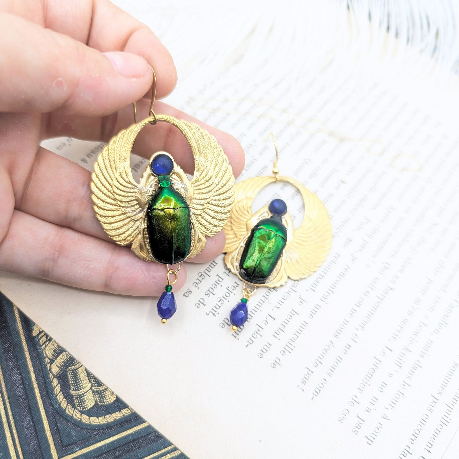 Boucles d'oreille Amon Râ très grand modèle portées – bijou scarabée égyptien fait main | Victorian Rehab