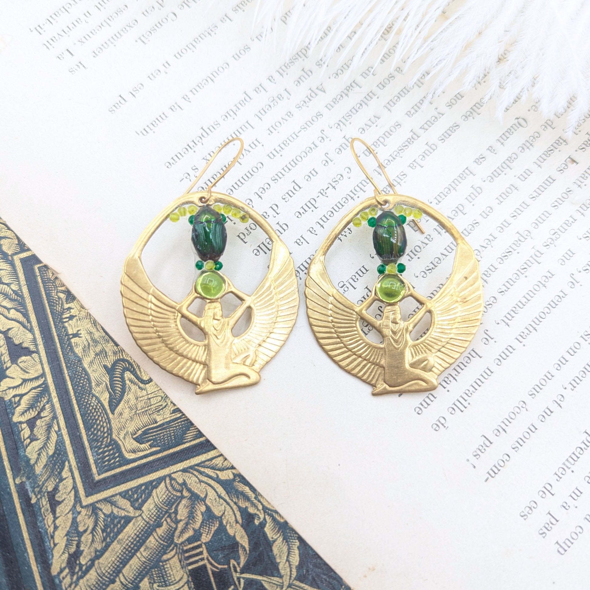 Boucles d'oreille Isis – détail scarabée vert iridescent | Victorian Rehab