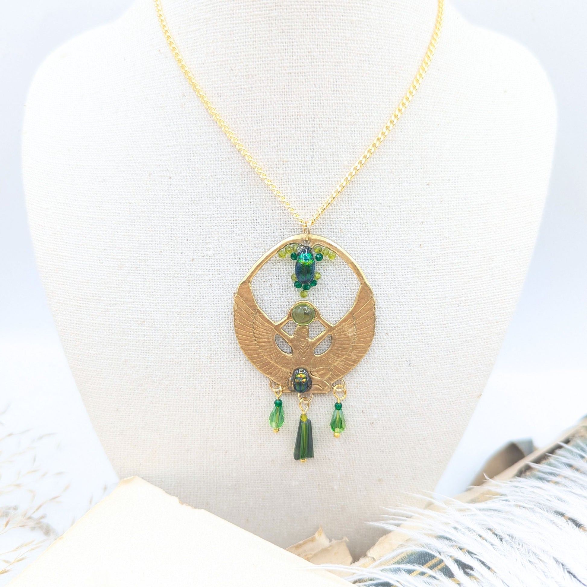 Collier Isis porté – bijou scarabée égyptien fait main | Victorian Rehab