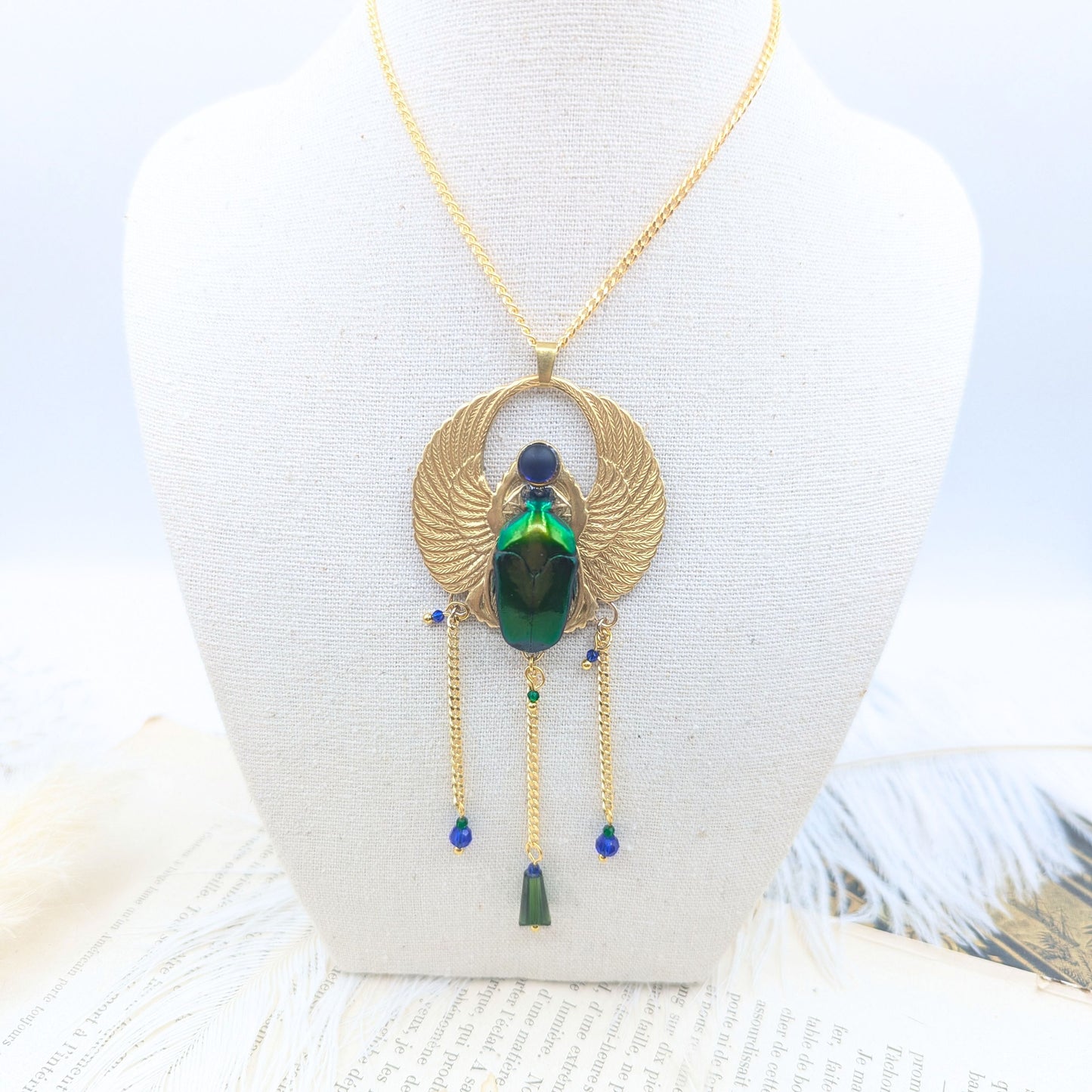 Collier Amon Râ très grand modèle – détail scarabée vert & cabochon en verre bleu | Victorian Rehab