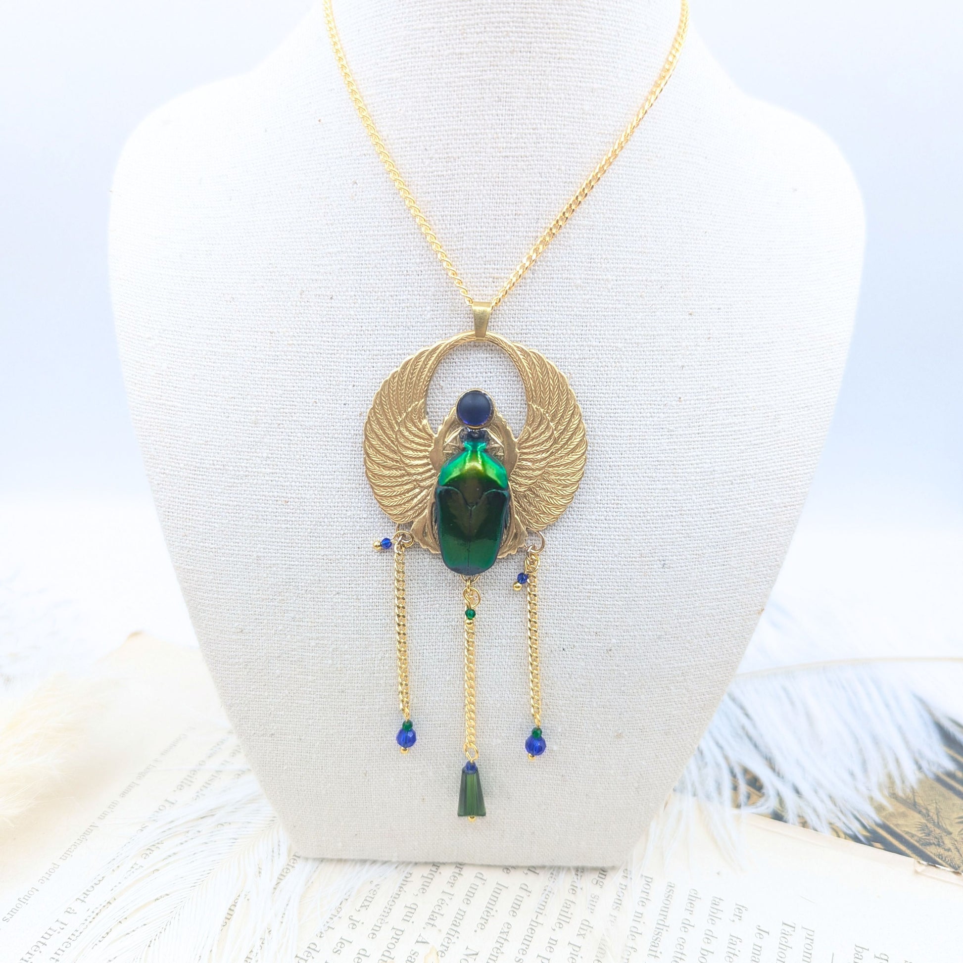 Collier Amon Râ très grand modèle – détail scarabée vert & cabochon en verre bleu | Victorian Rehab