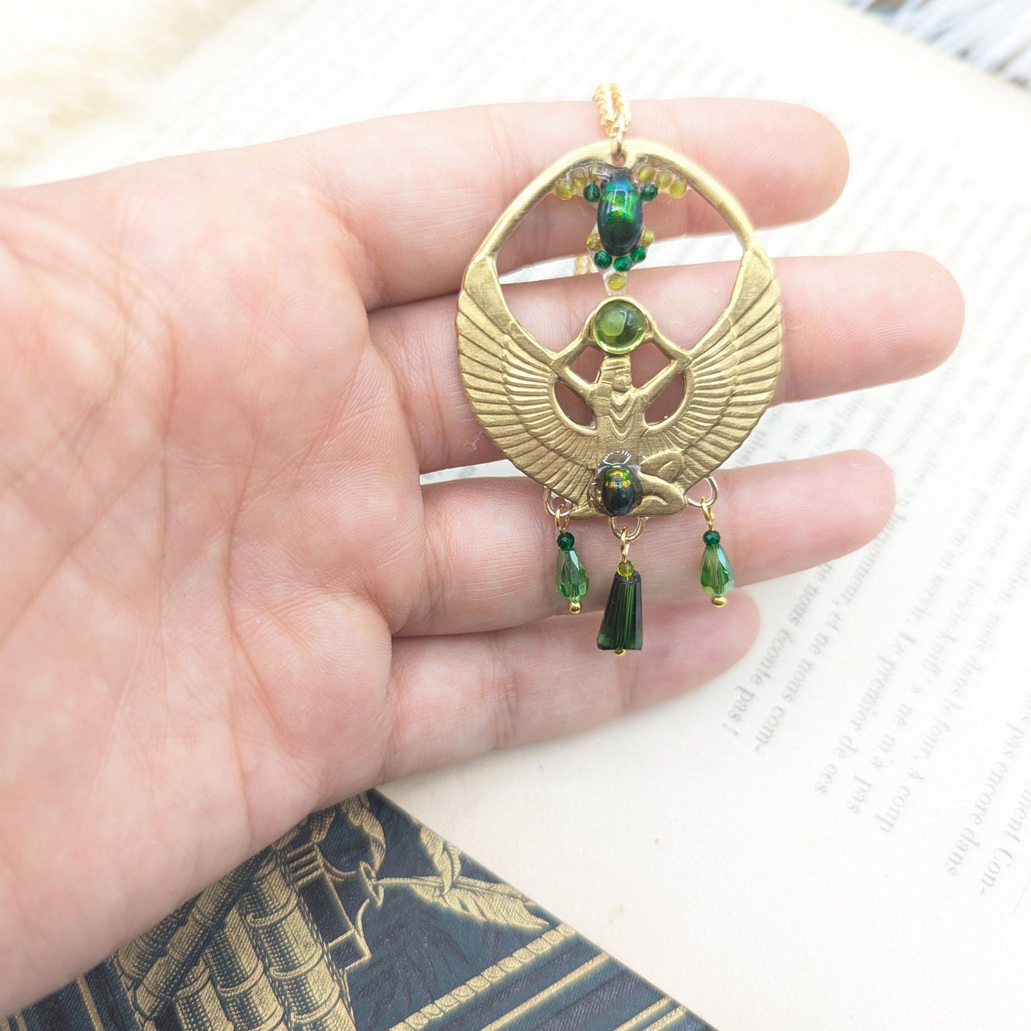 Collier Isis – détail scarabée vert iridescent | Victorian Rehab