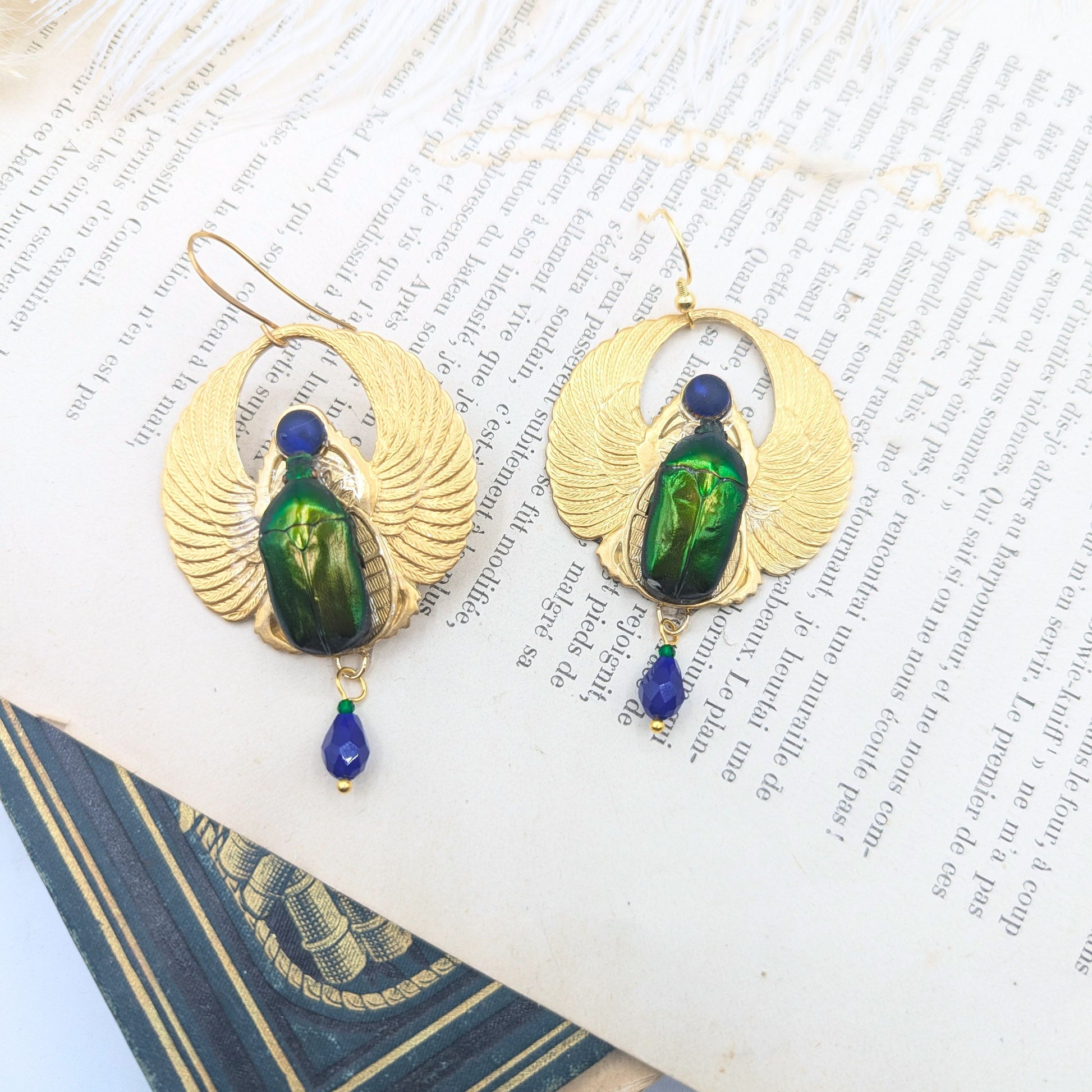 Collier Amon Râ très grand modèle porté – bijou scarabée égyptien fait main | Victorian Rehab