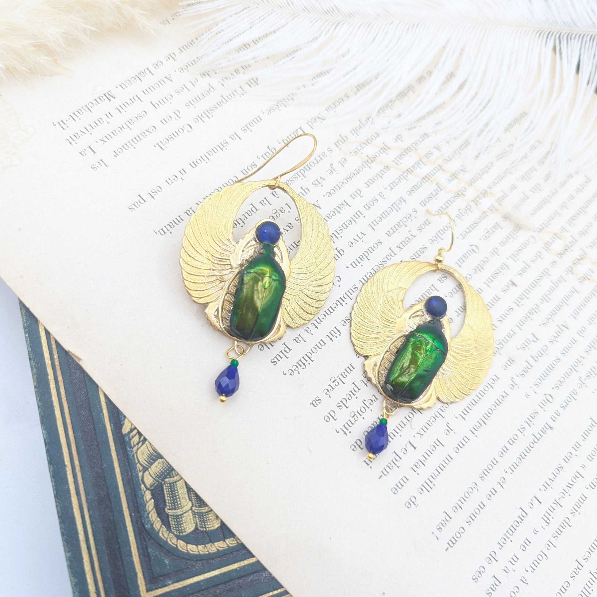 Boucles d'oreille Amon Râ très grand modèle – détail scarabée vert & cabochon en verre bleu | Victorian Rehab