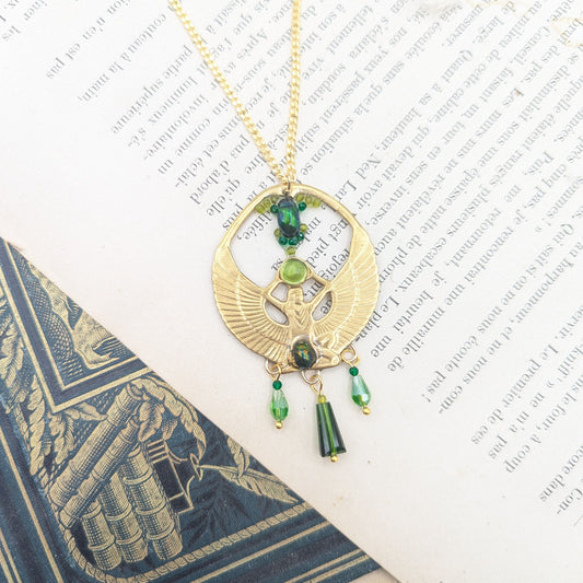Collier Isis – bijou scarabée vert & cabochon en verre, Égypte antique | Victorian Rehab