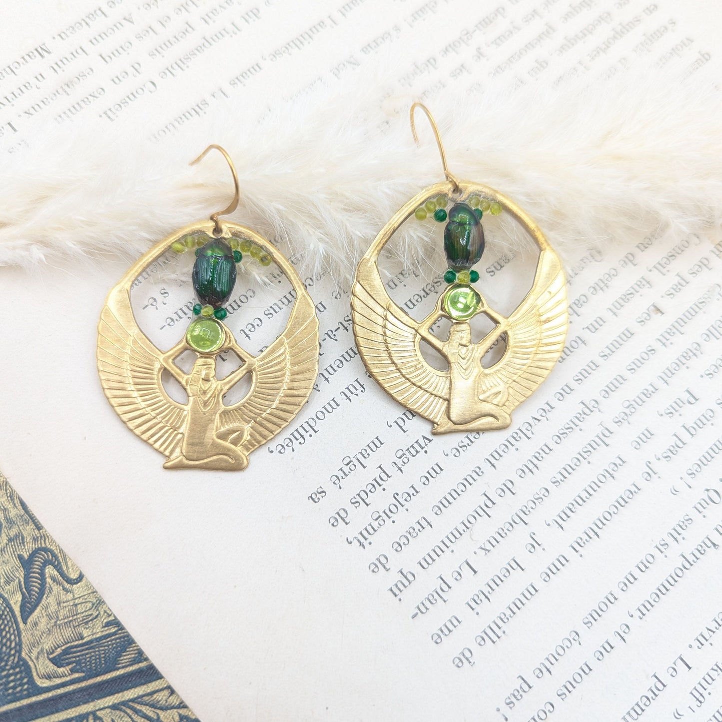 Boucles d'oreille Isis portées – bijou scarabée égyptien fait main | Victorian Rehab