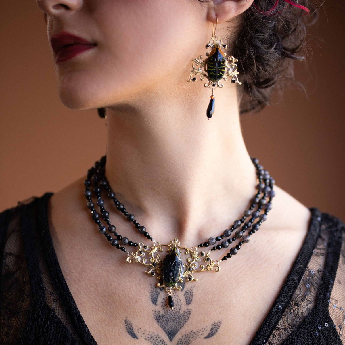 Boucle d'oreille et collier Westwood portés – parure scarabée et obsidienne | Victorian Rehab