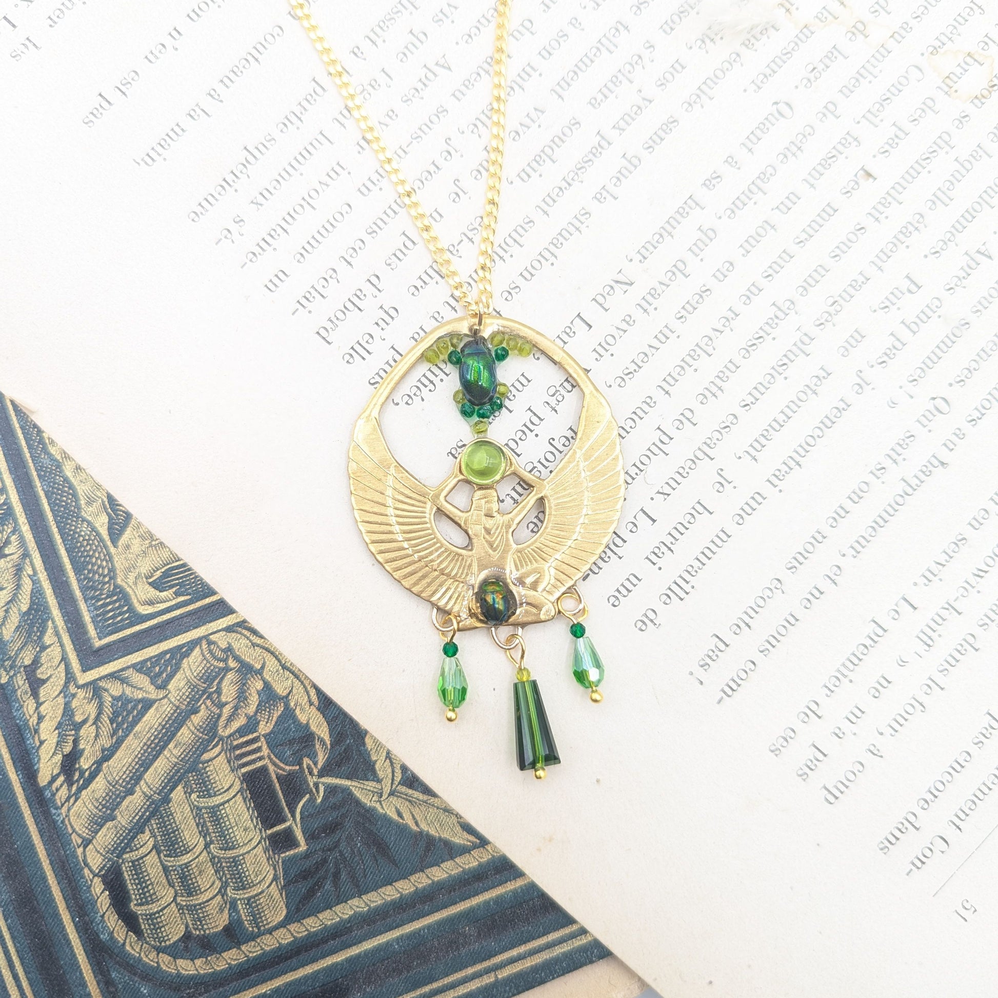 Collier Isis – détail cabochon en verre & estampe dorée | Victorian Rehab