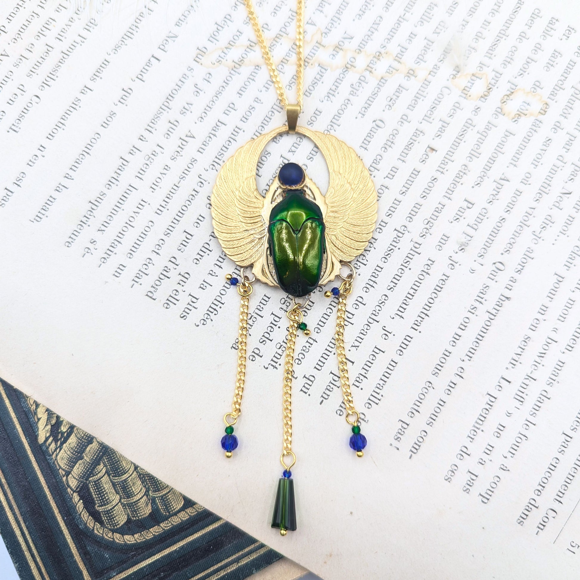 Collier Amon Râ très grand modèle – bijou scarabée vert & cabochon en verre bleu, Égypte antique | Victorian Rehab