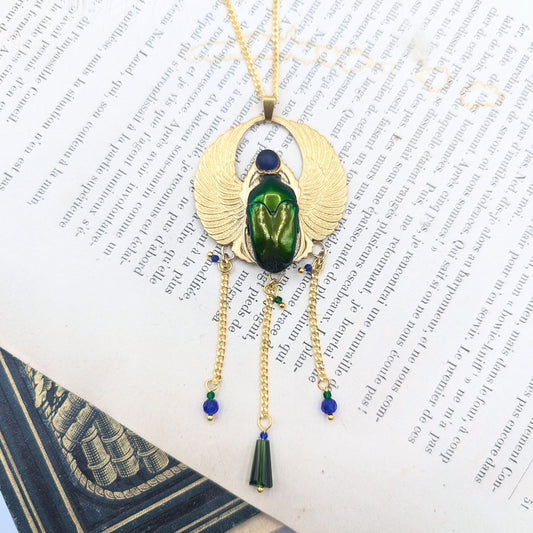 Collier Amon Râ très grand modèle – bijou scarabée vert & cabochon en verre bleu, Égypte antique | Victorian Rehab