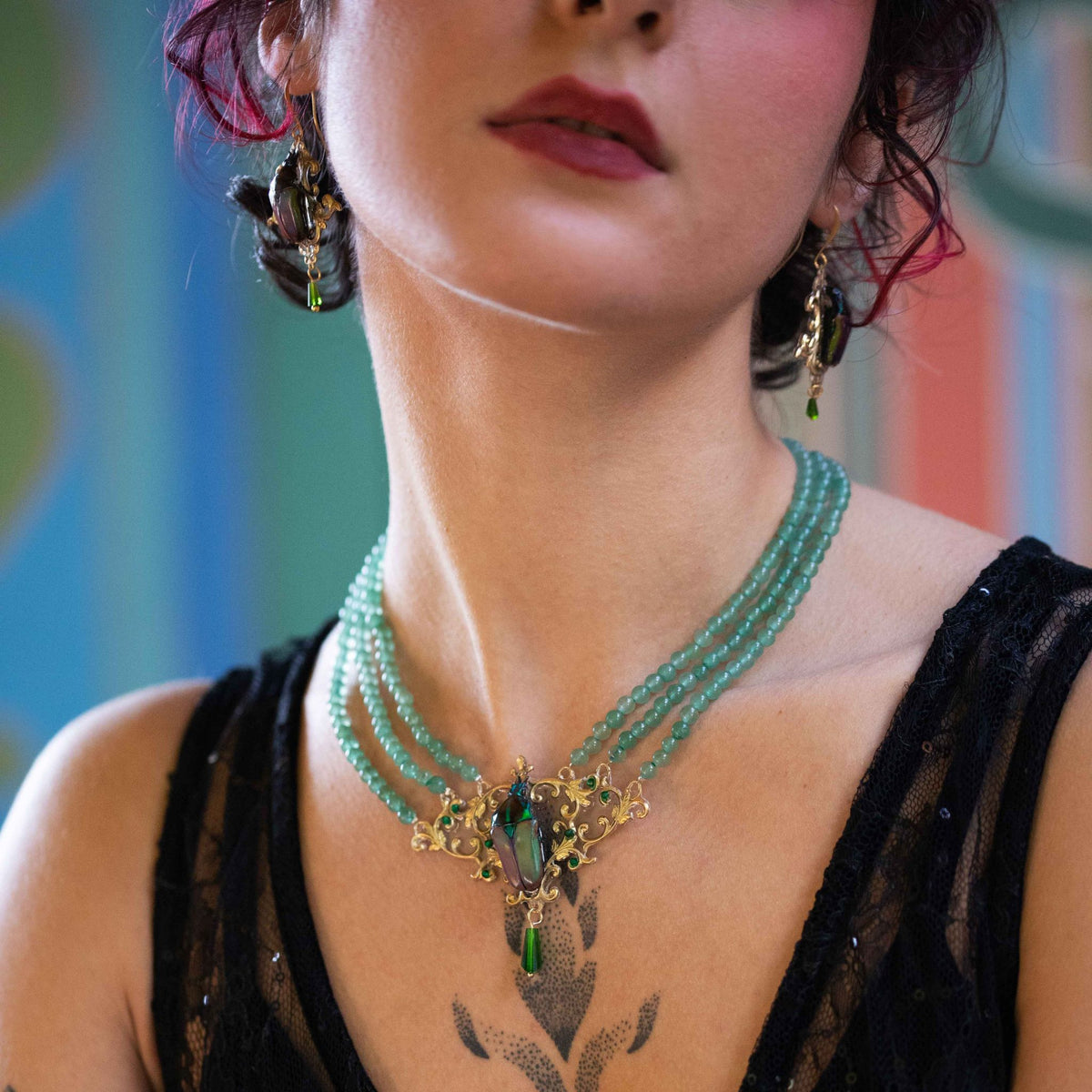 Détail collier Westwood vert aventurine – médaillon scarabée et laiton doré ciselé | Victorian Rehab