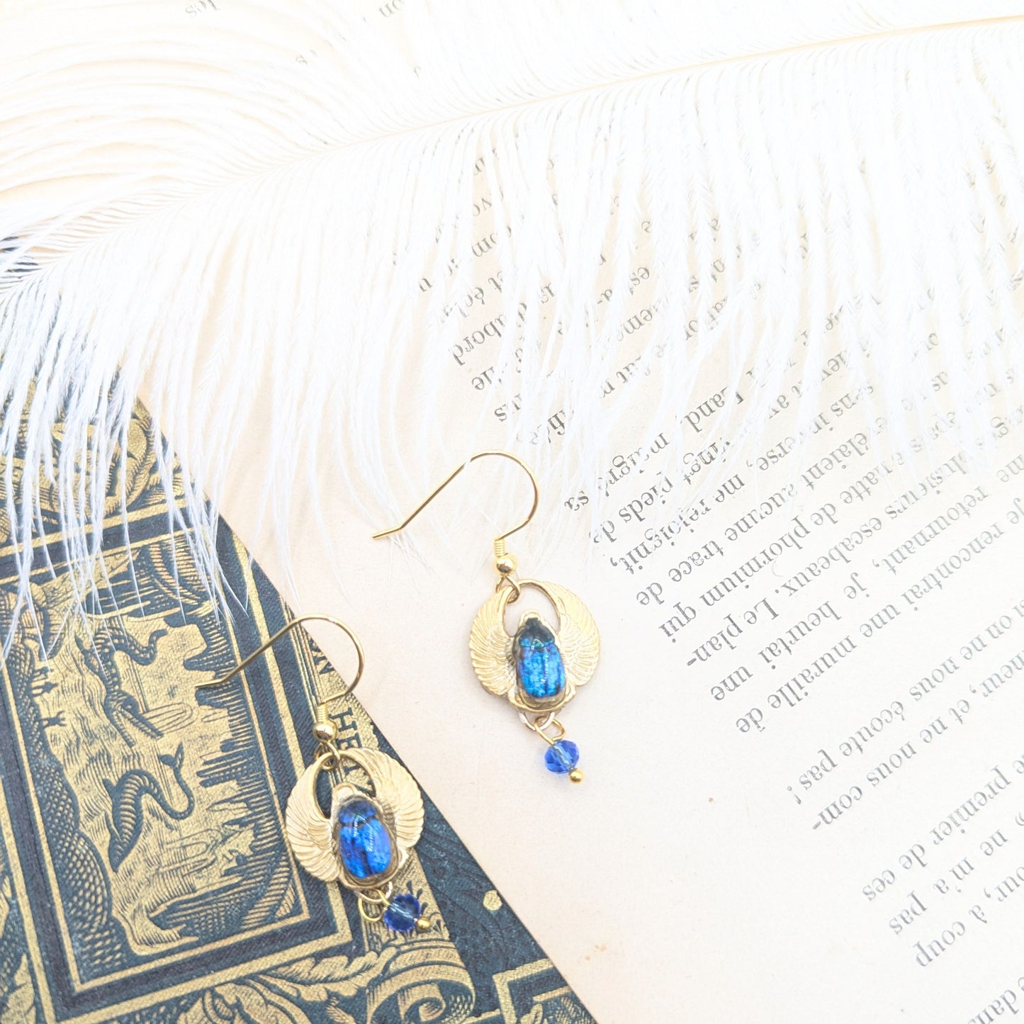 Boucles d'oreille Amon Râ bleu – détail scarabée bleu iridescent, bijou égyptien | Victorian Rehab