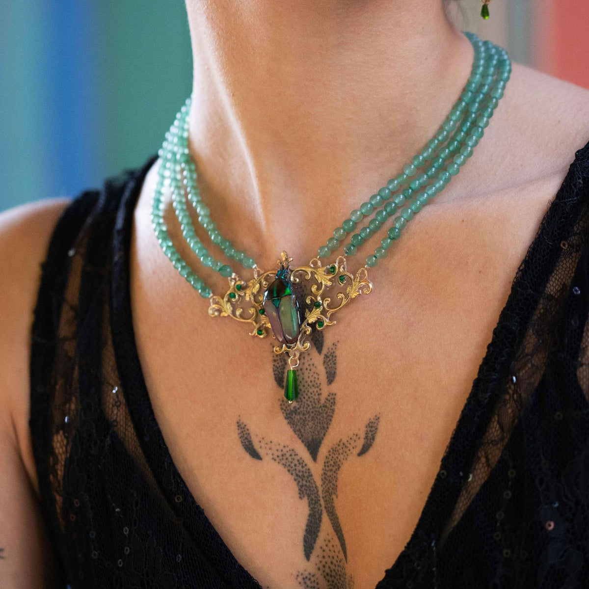 Collier plastron Westwood vert porté – inspiration victorienne, fait main en France | Victorian Rehab