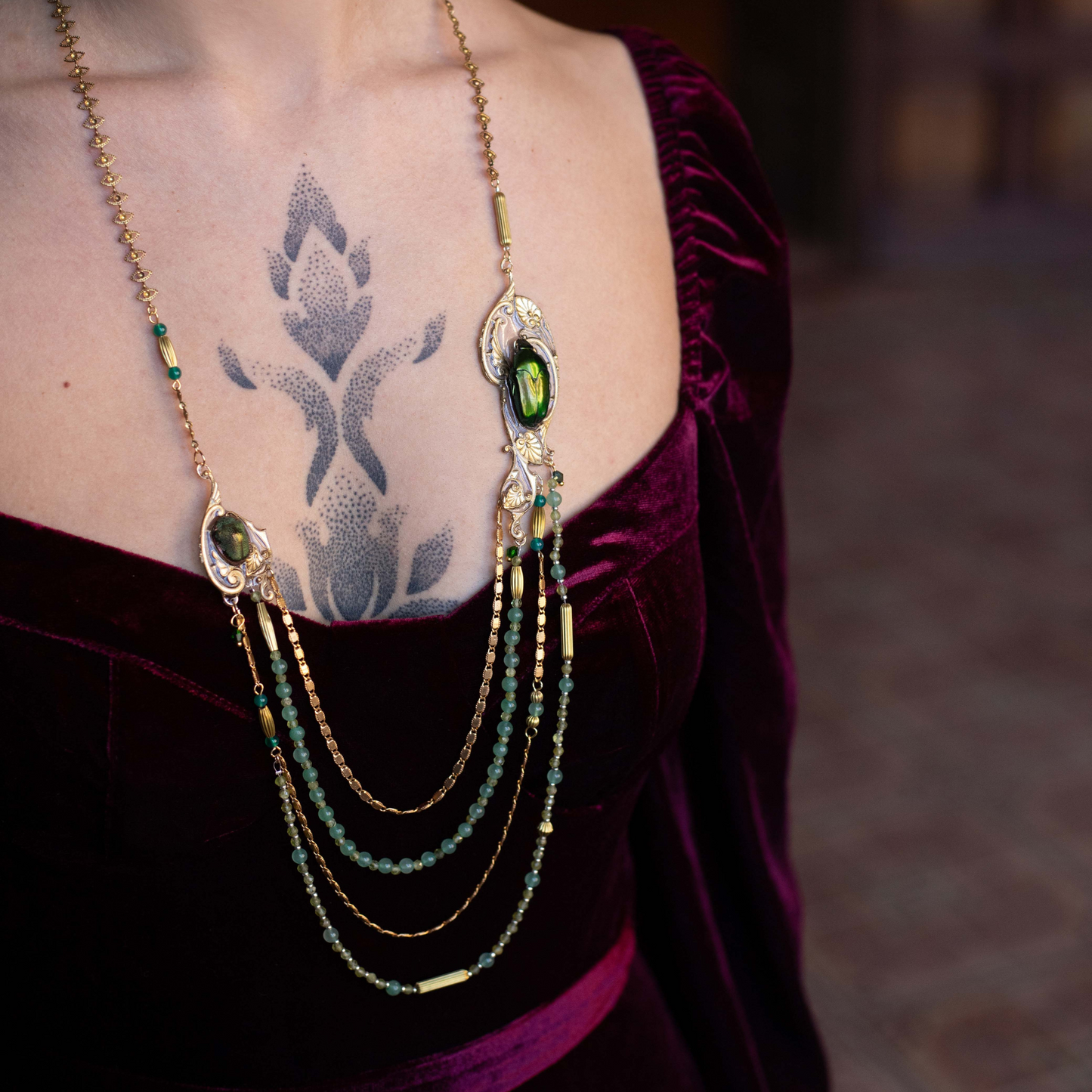Détail sautoir Art Nouveau – perles de grenat vert et aventurine | Victorian Rehab
