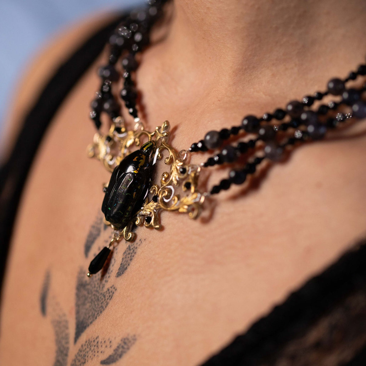 Détail collier Westwood noir – véritable scarabée rare, laiton doré et perles d'obsidienne | Victorian Rehab