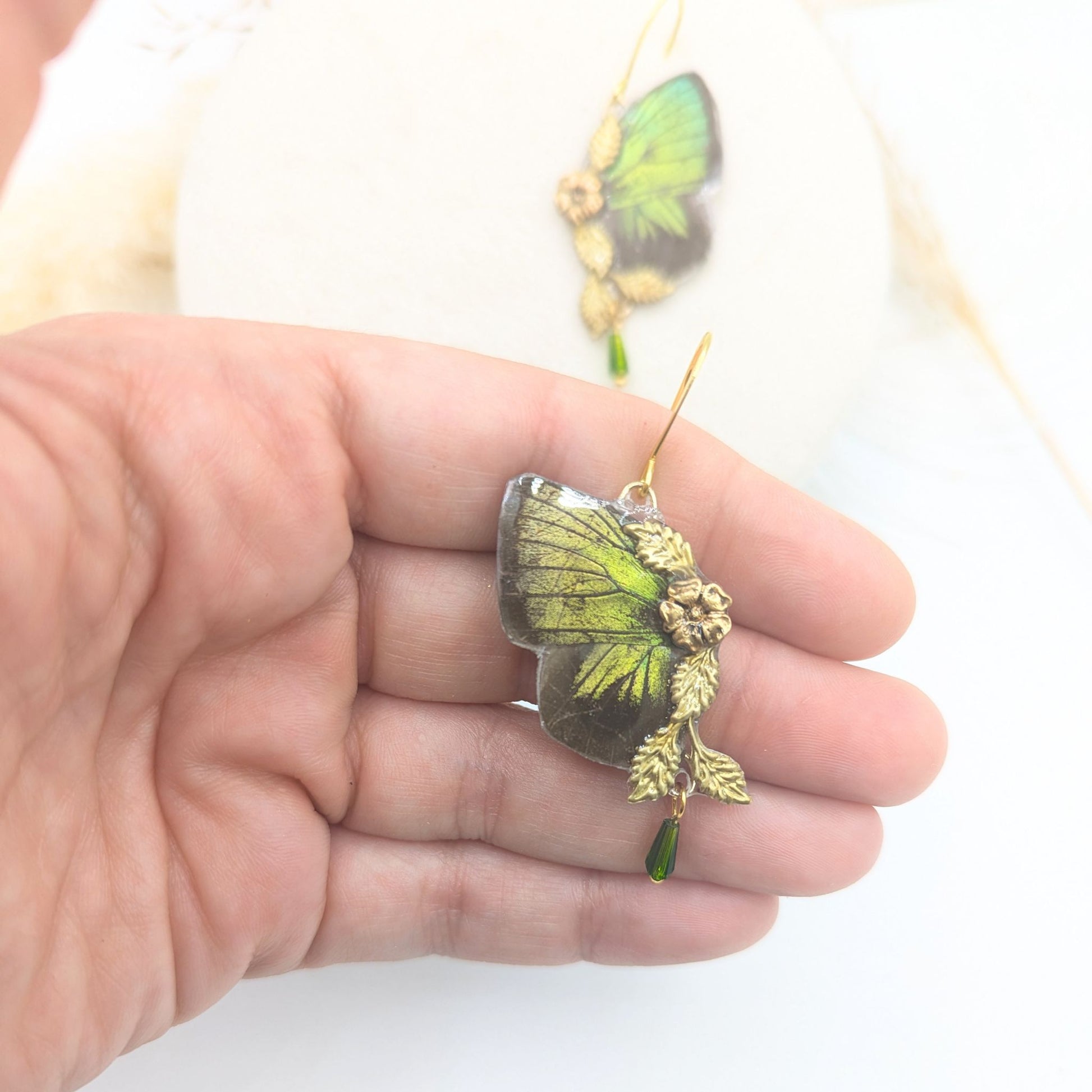 Bijou Art Nouveau boucles Naturalia véritable aile Arhopala vert iridescent – Victorian Rehab Hérault
