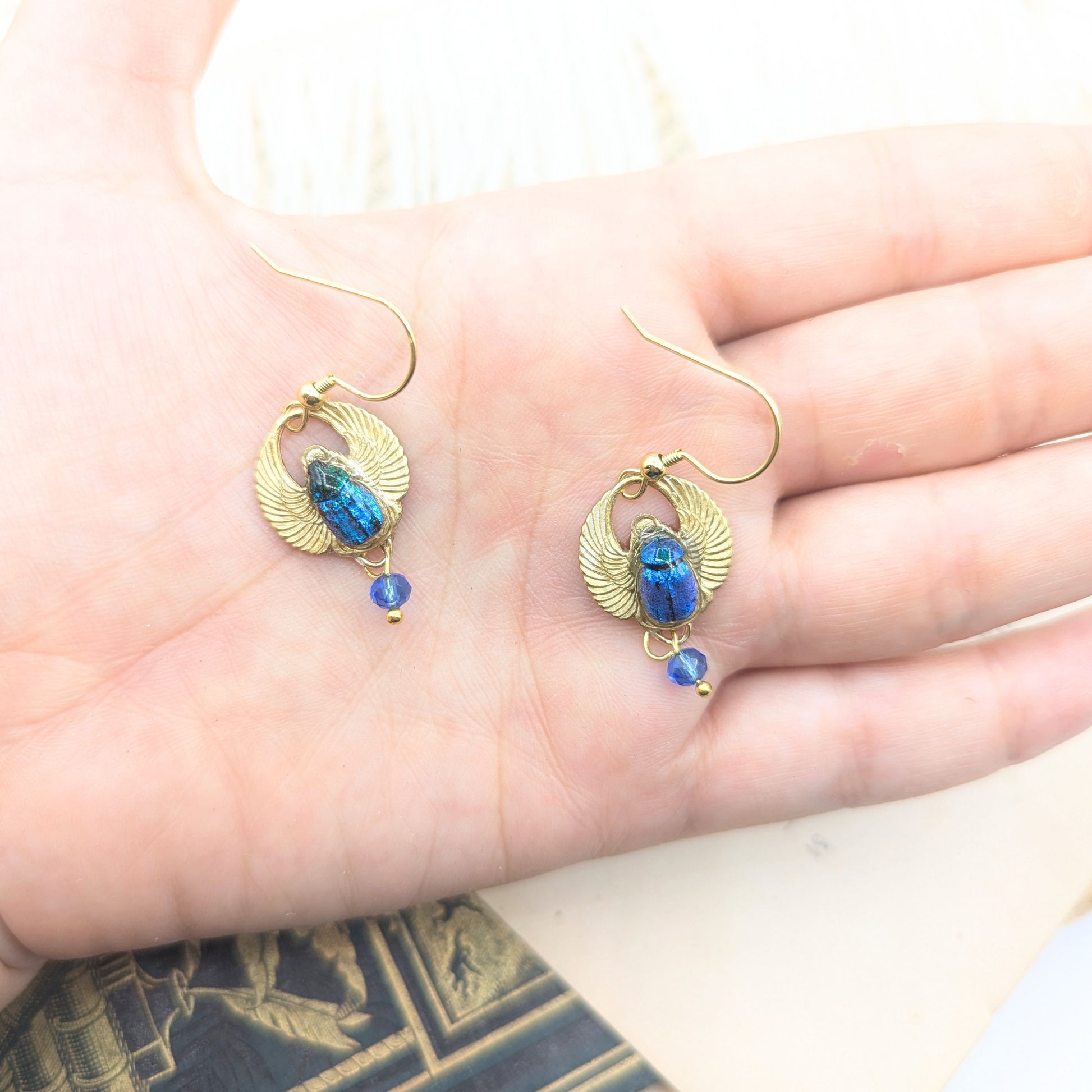 Boucles d'oreille Amon Râ bleu portées – bijou scarabée égyptien, Égypte antique, fait main | Victorian Rehab