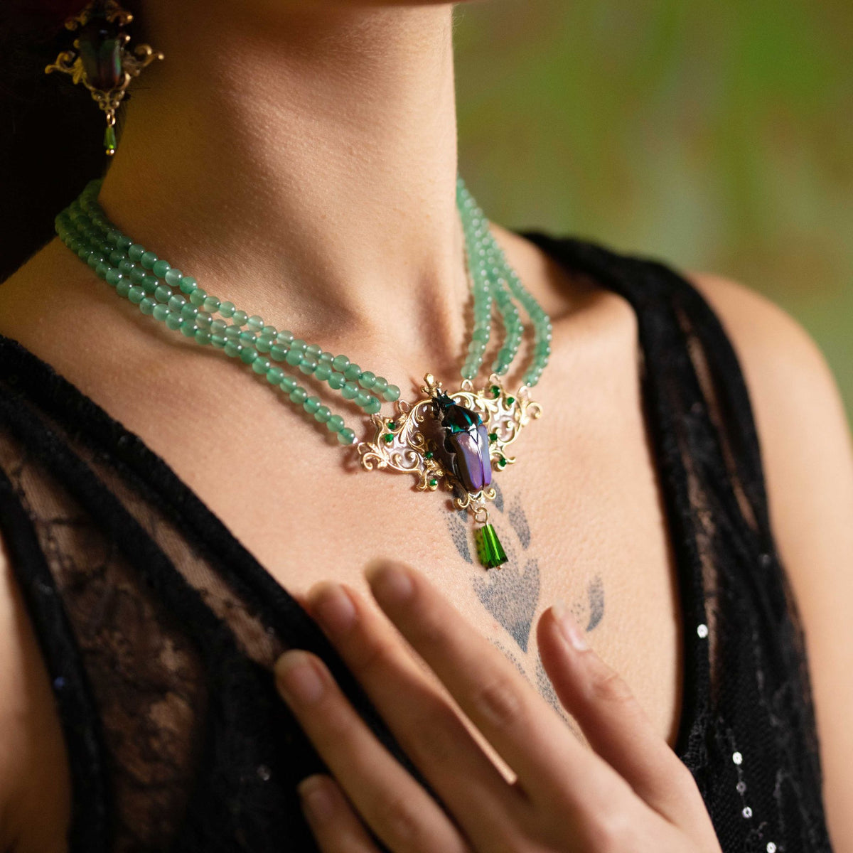 Collier Westwood porté – véritable scarabée noir, vert et orange, perles d'aventurine | Victorian Rehab