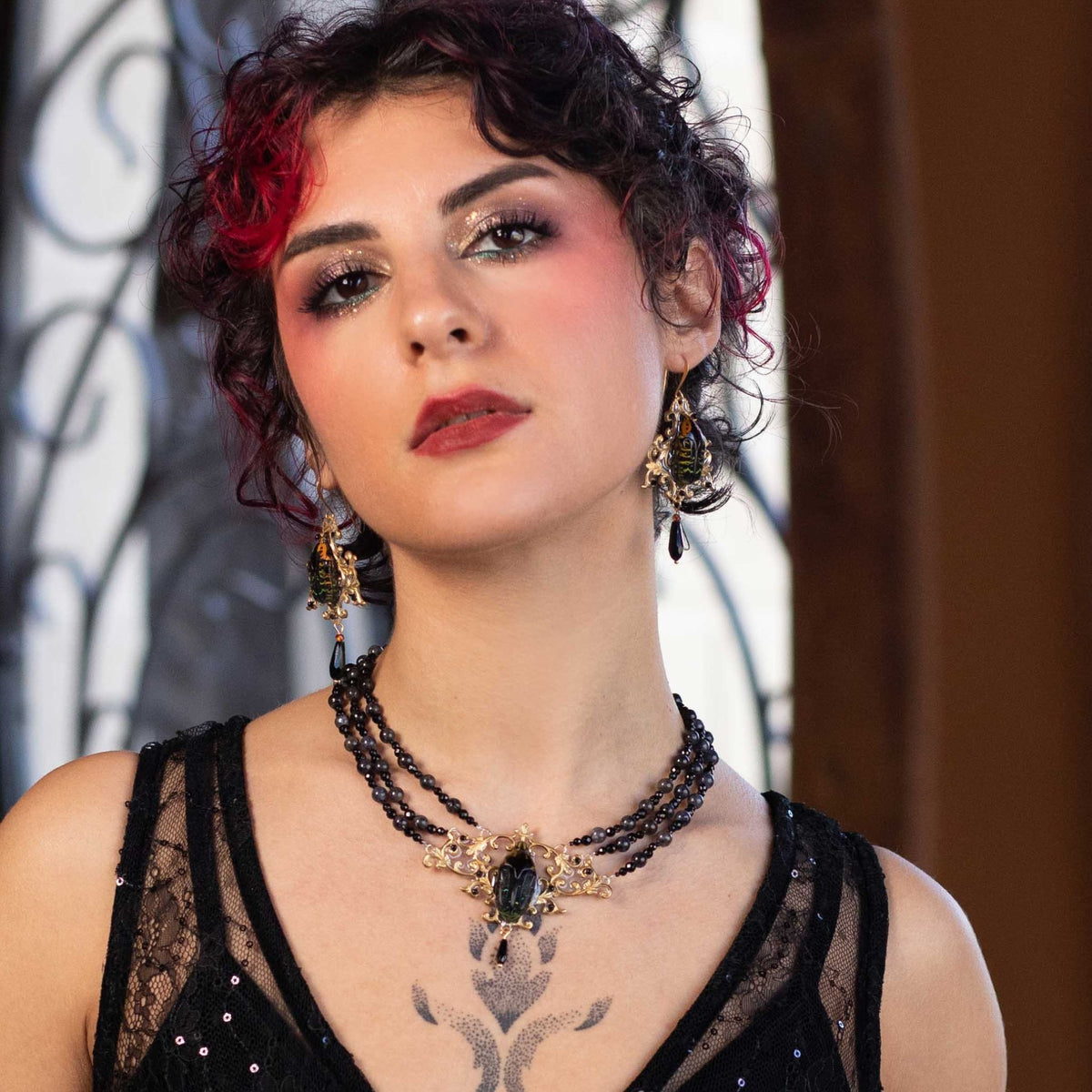 Boucles d'oreille Westwood portées – bijou insecte gothique fait main en France | Victorian Rehab