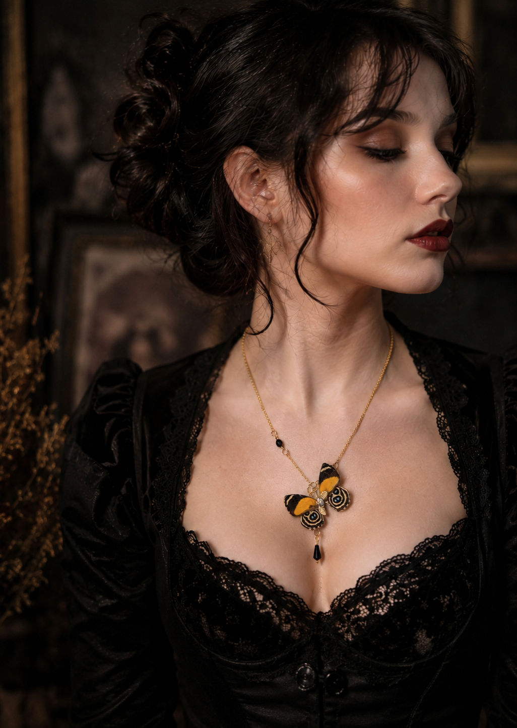 Détail collier Psyché Callicore – aile papillon orange vif noir laiton bronze engrenage fait main Hérault