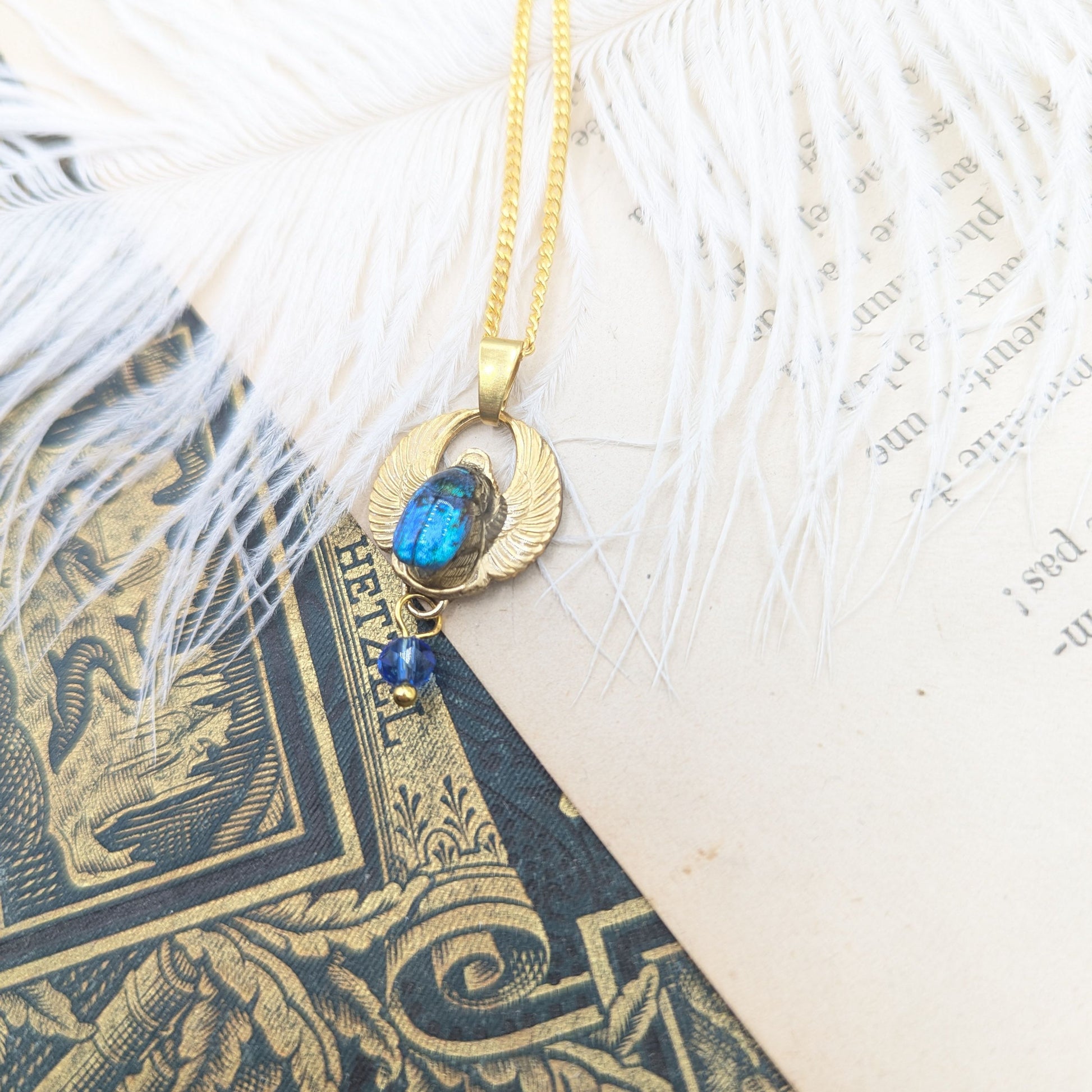 Collier Amon Râ bleu – détail scarabée bleu iridescent, bijou égyptien | Victorian Rehab